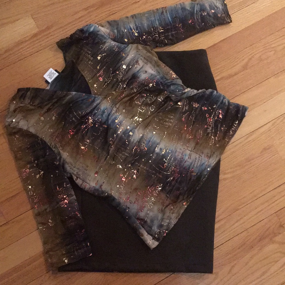 Quarter length sleeve V-neck top with metallic writing
